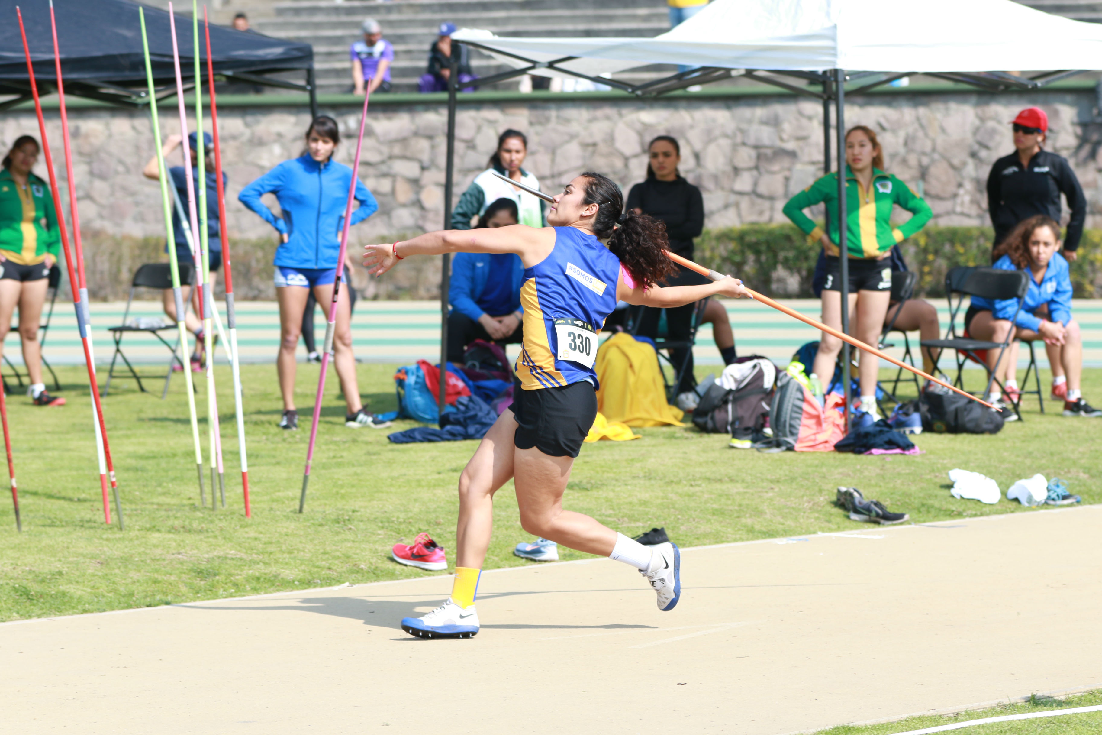 La U manda en atletismo