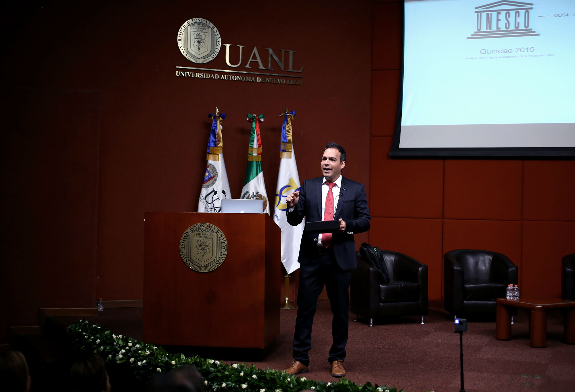 Analiza en UANL la integración tecnológica y educación global
