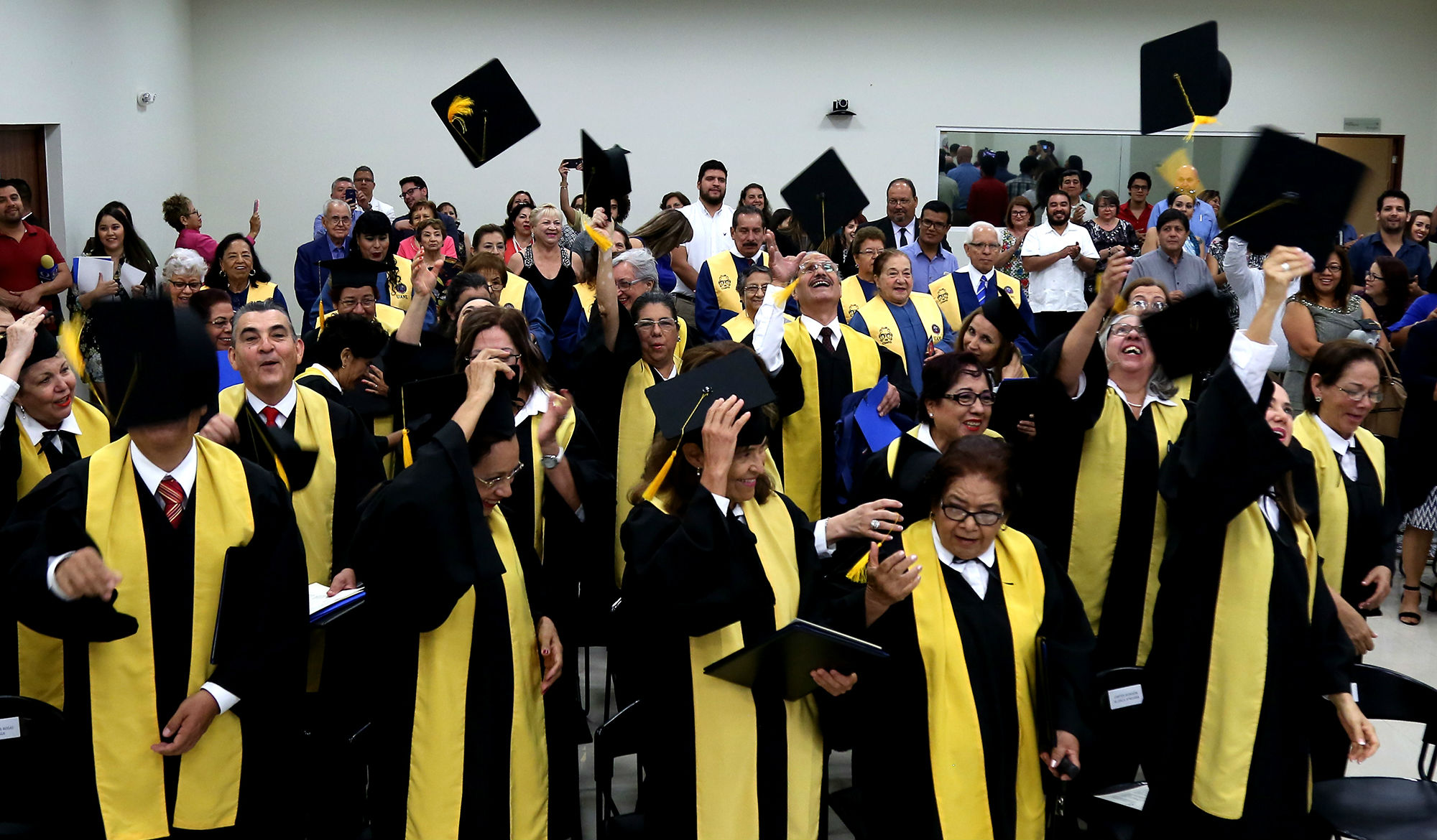Adultos mayores se gradúan para la vida, en la UANL