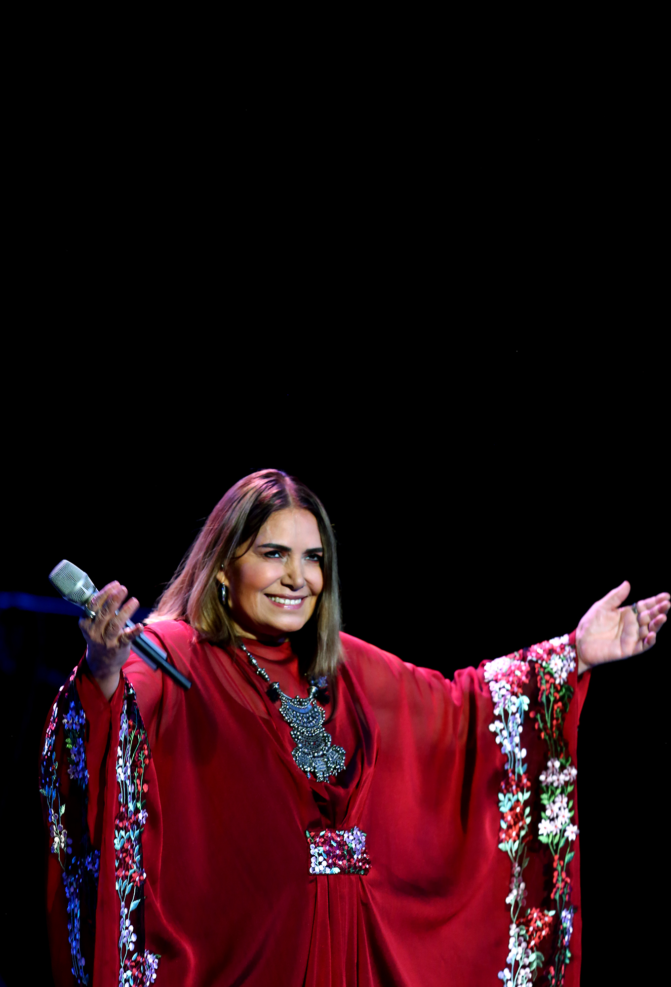 Tania Libertad abre festejos de la UANL