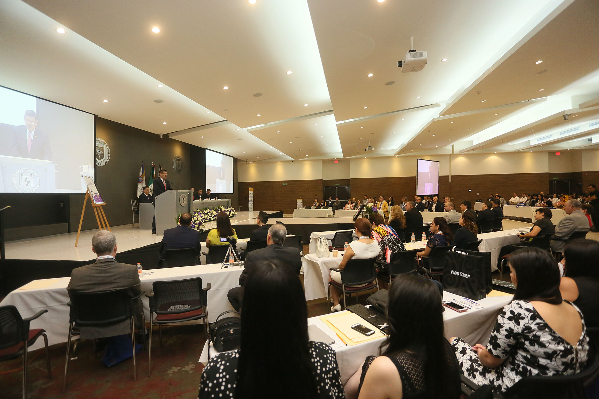 Presenta UANL libro sobre alergias