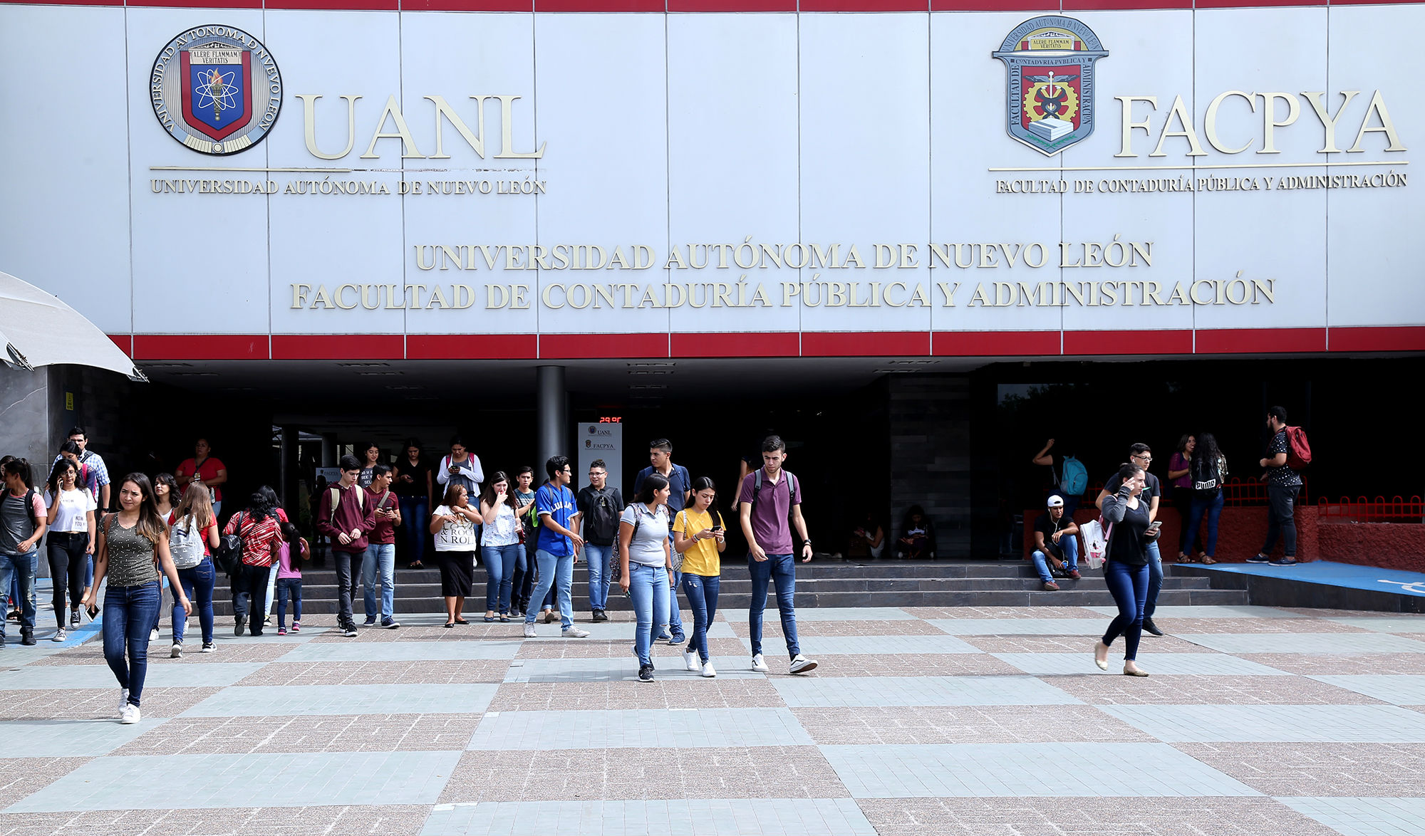 UANL festeja 66 años de su escuela de negocios