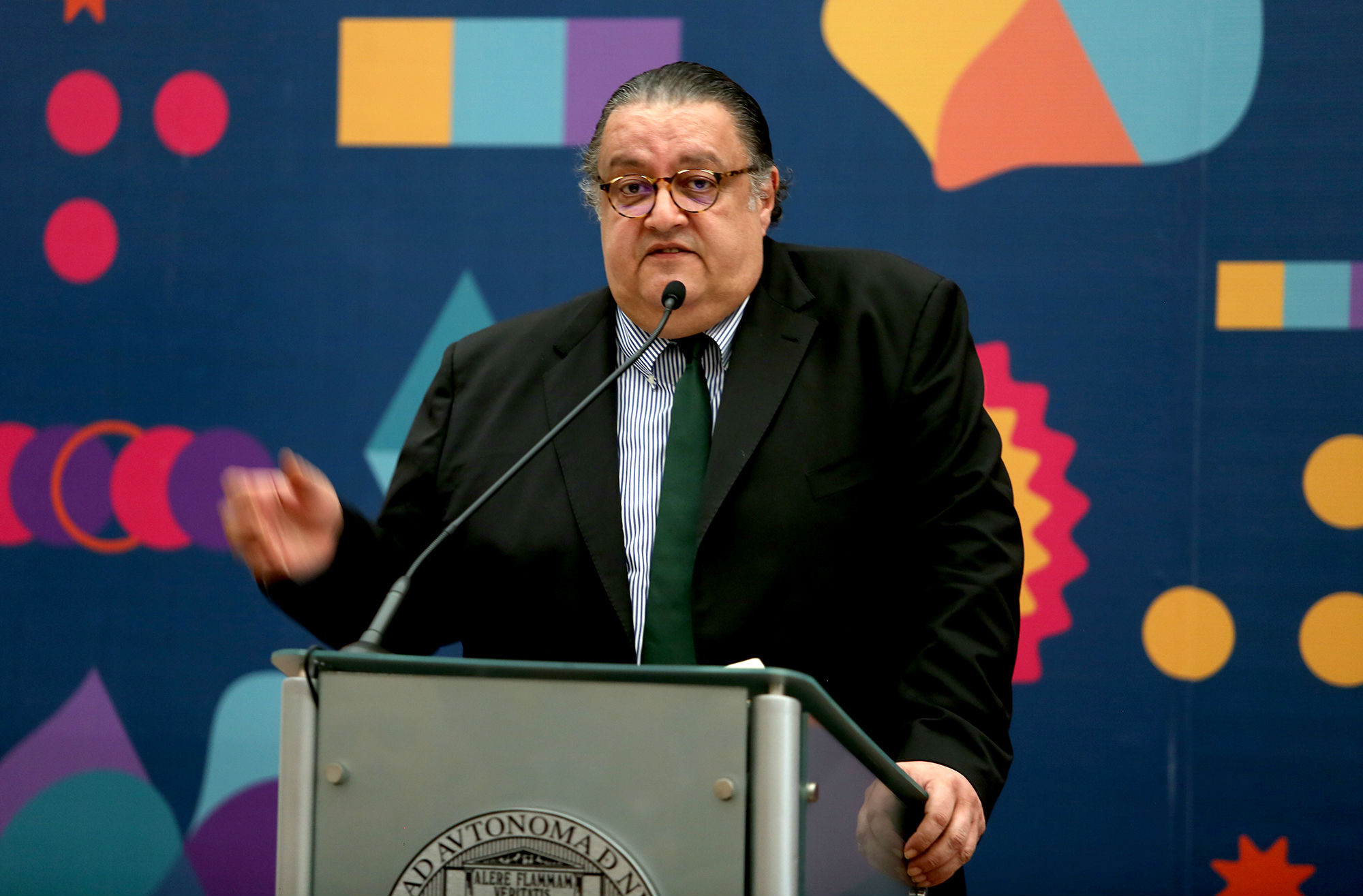 Jorge F. Hernández comparte “Vidas de letras” en la UANL