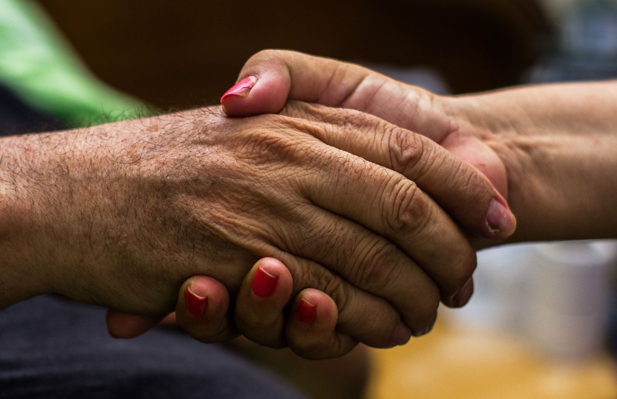 Crece dependencia en adultos mayores