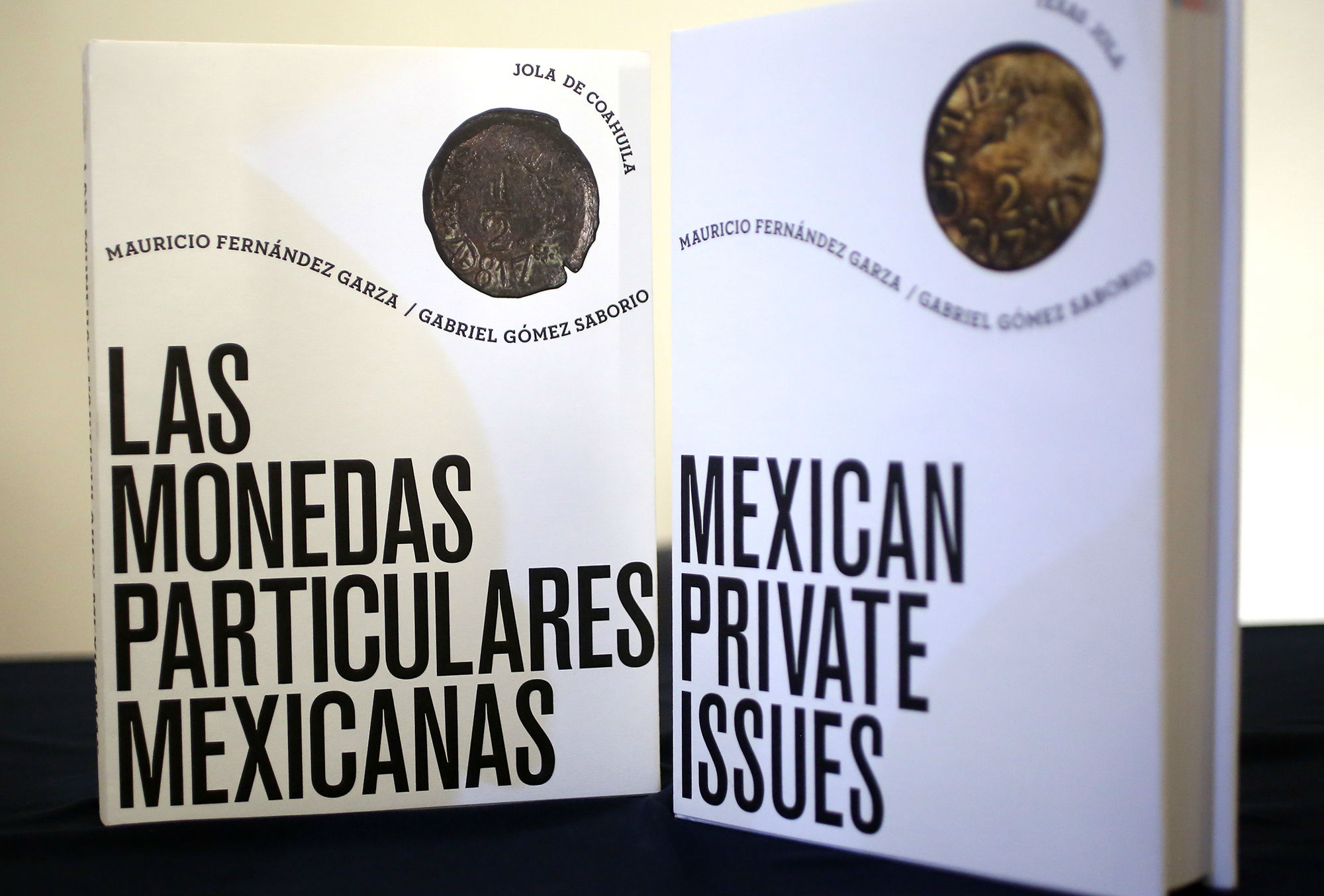 Mauricio Fernández presenta libro sobre monedas particulares en la UANL