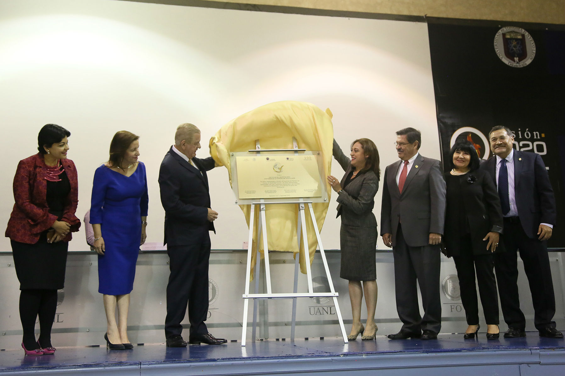 UANL recibe reconocimiento nacional por calidad de clínicas odontológicas