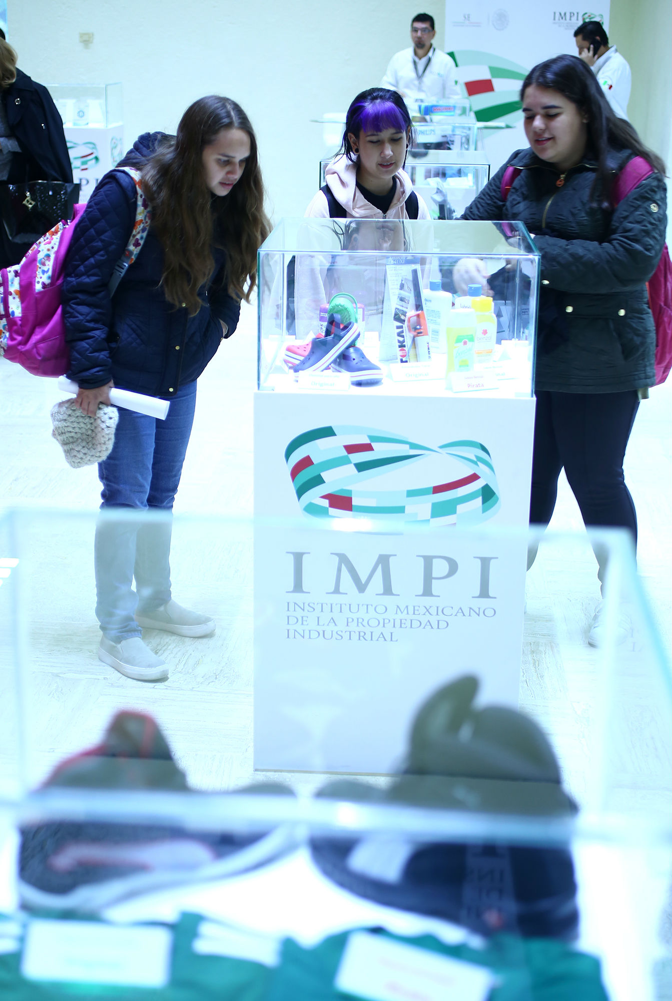El IMPI expuso distintos productos originales y la copia 