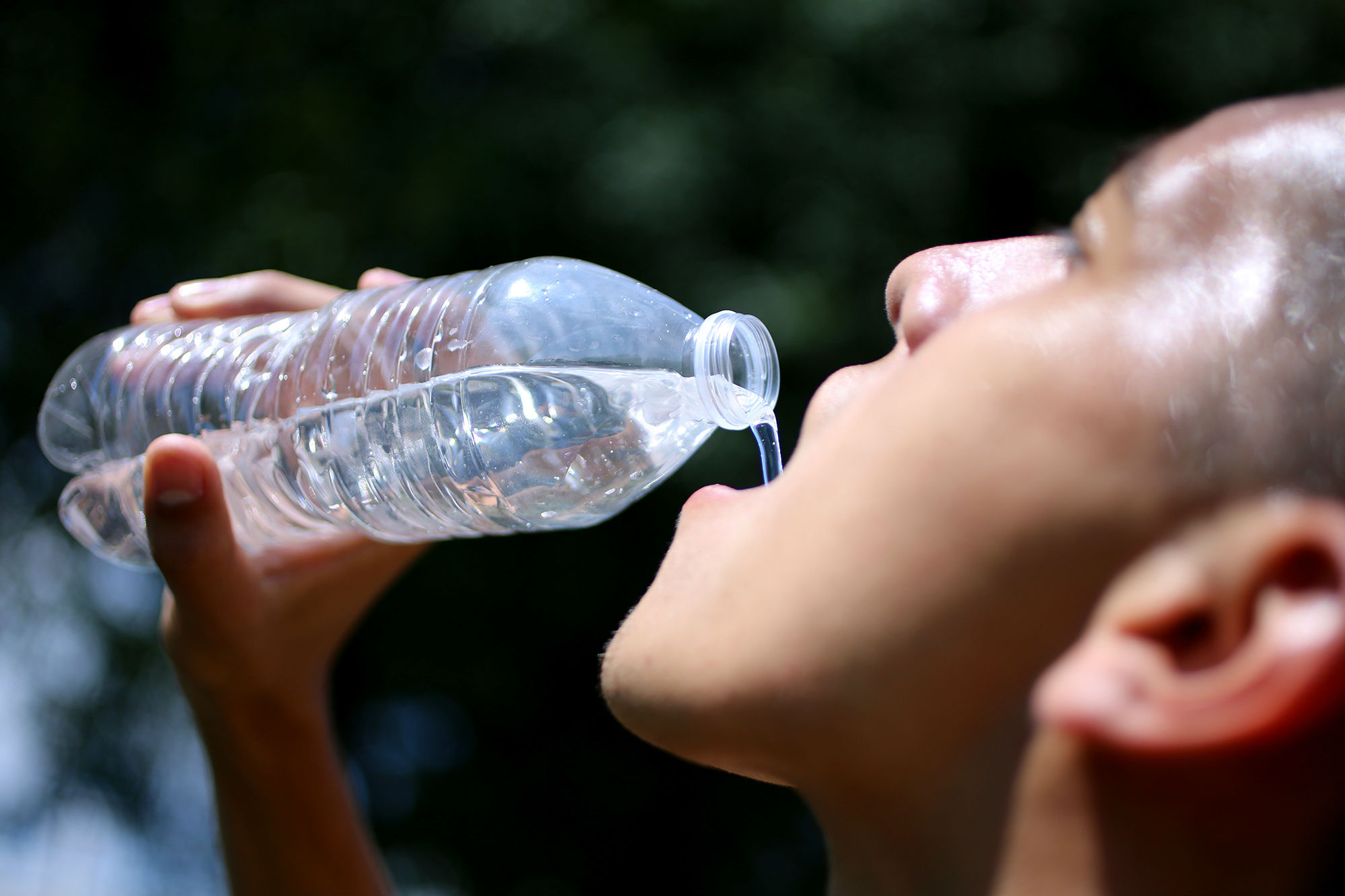 Mantenerse bien hidratado es vital para evitar un golpe de calor