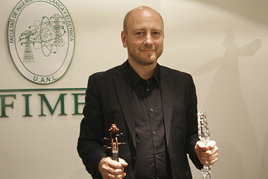 Lleva su violín a la FIME