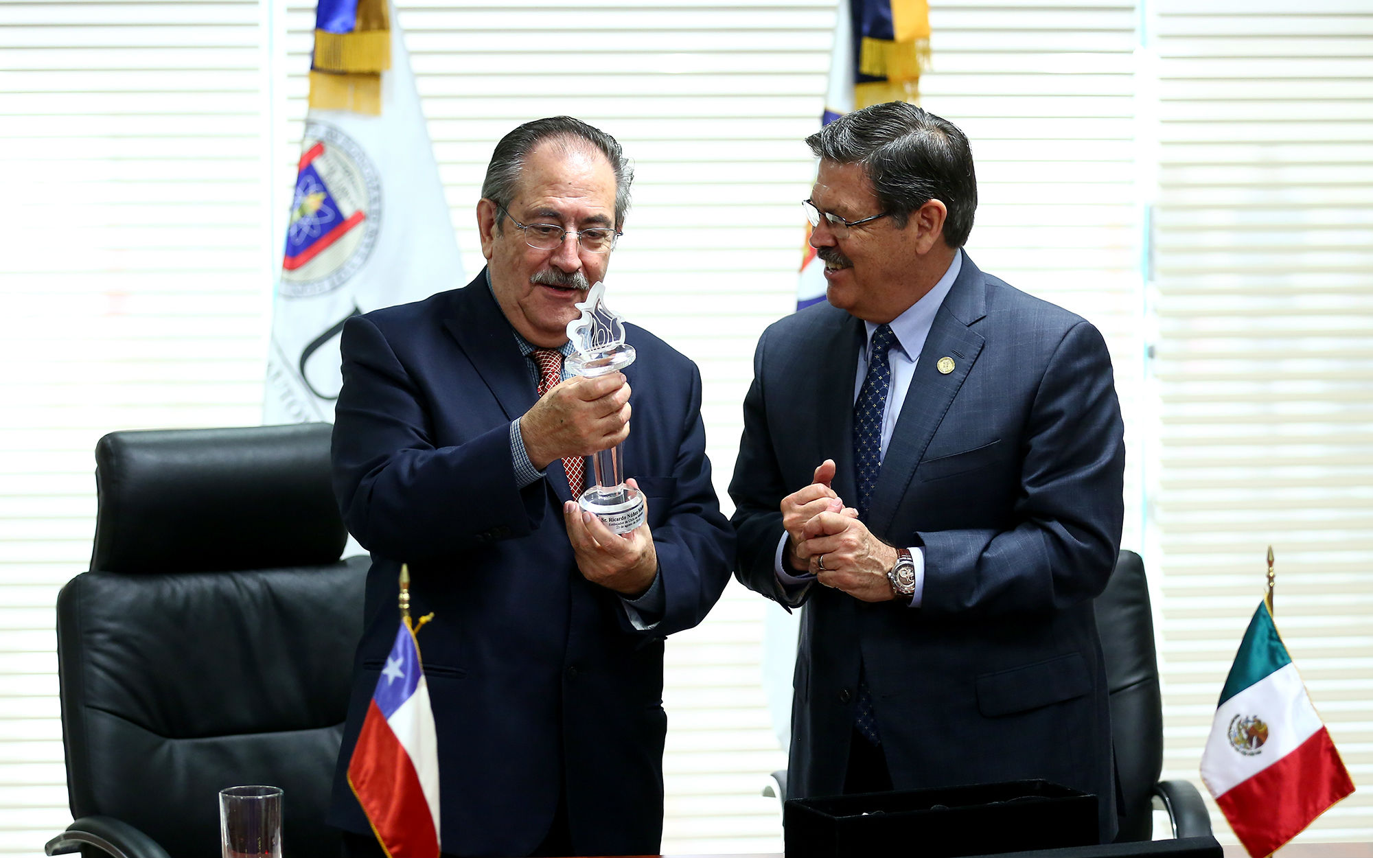 Recibe UANL al Embajador de Chile