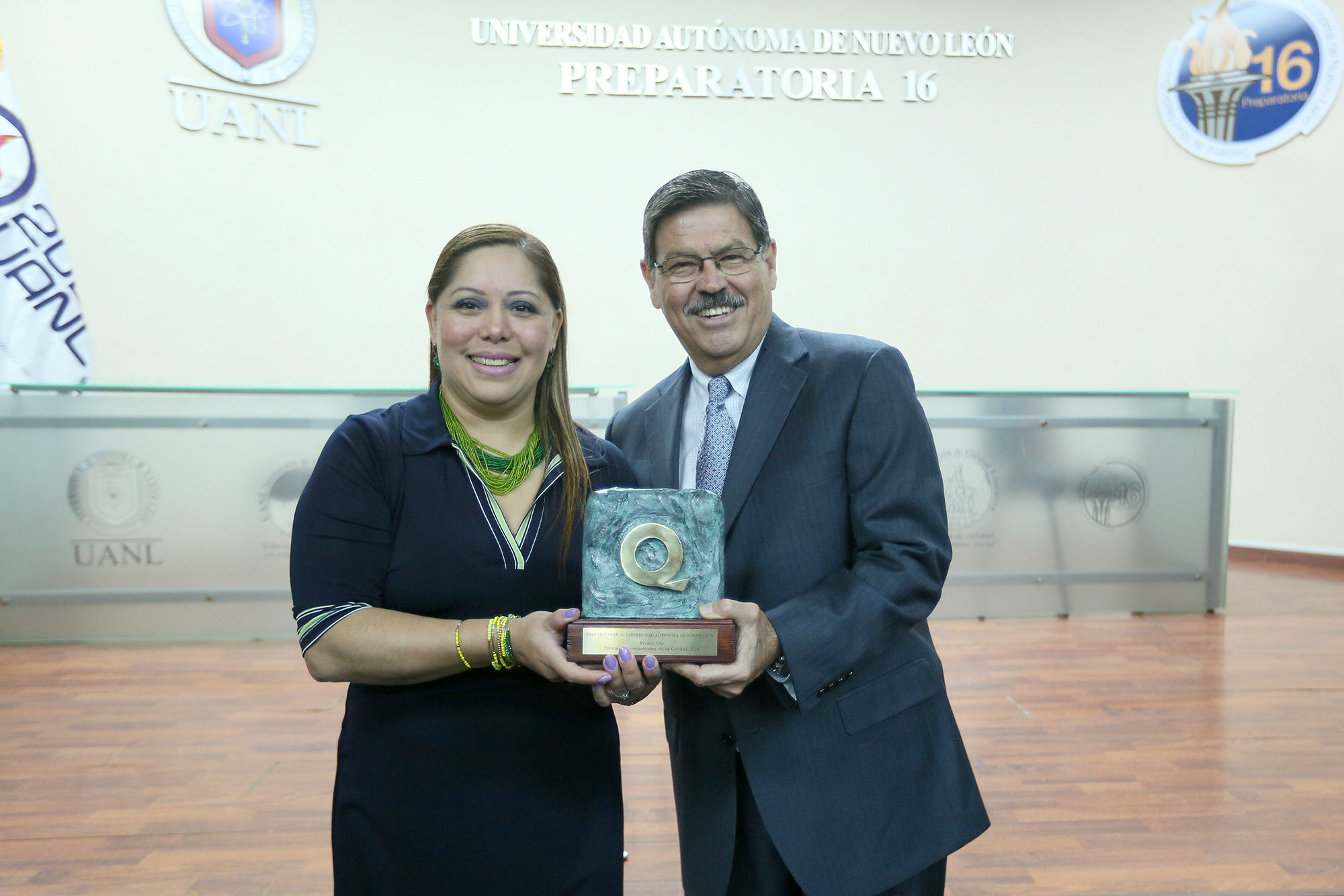 Entregan Premio Iberoamericano de Calidad a la Preparatoria 16
