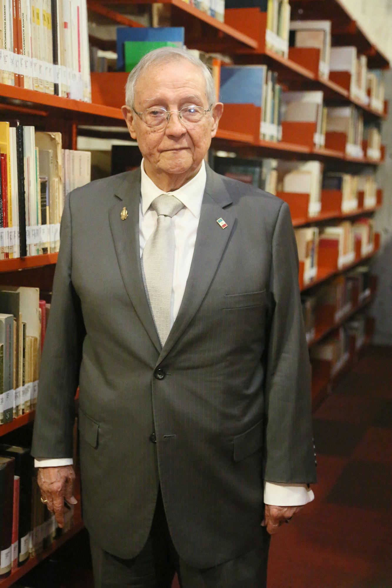 Recibe UANL fondo bibliográfico “César Lucio Coronado”
