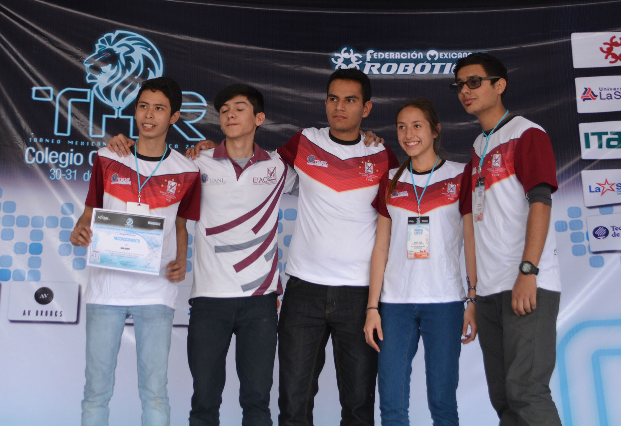 El equipo de la EIAO recibió un reconocimiento especial por mejor diseño mecánico de robots en la categoría On Stage Secondary