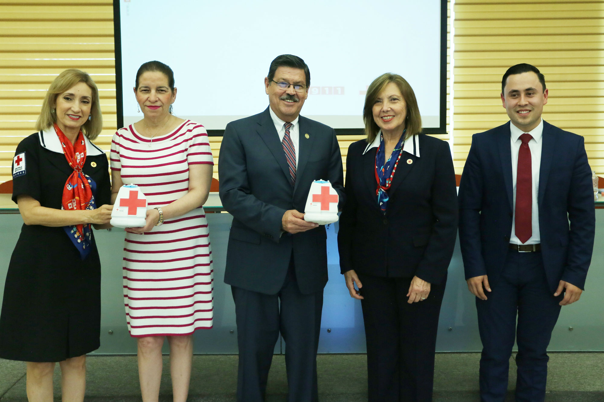 Inicia colecta anual de la Cruz Roja en la UANL