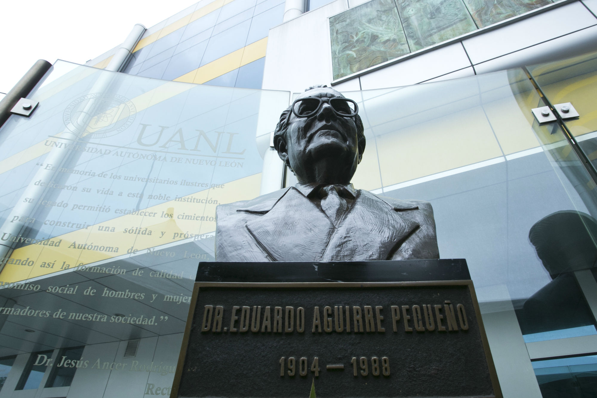 Honra UANL al Dr. Eduardo Aguirre Pequeño