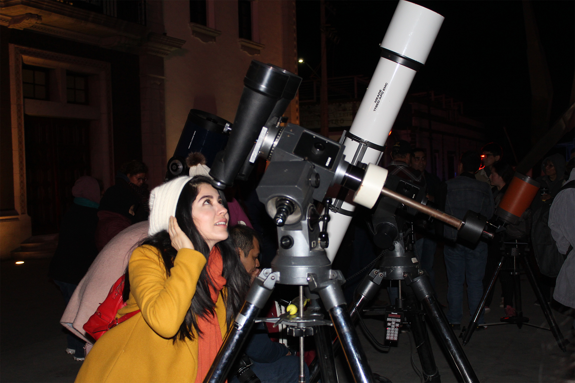 Disfrutan eclipse lunar en la UANL