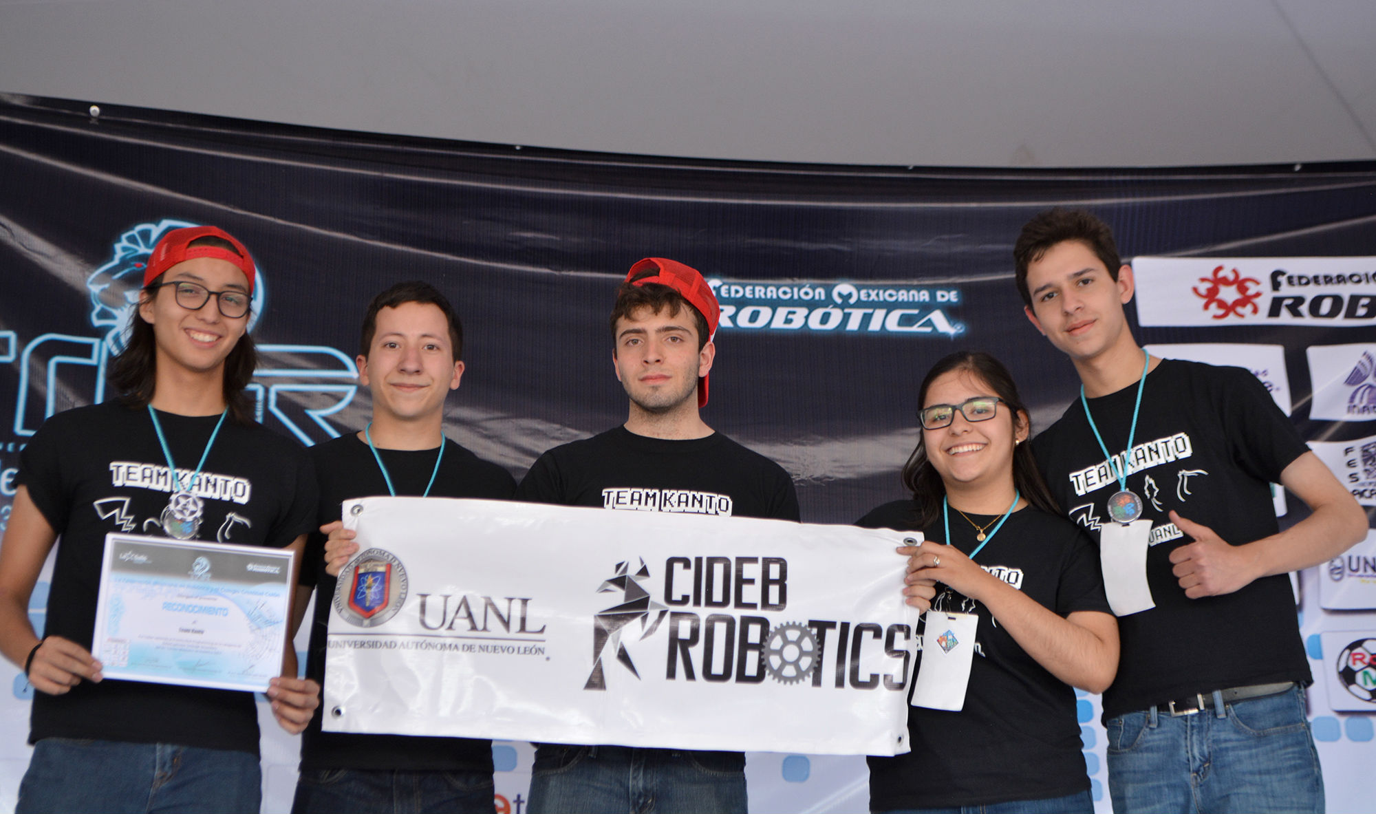 Team Kanto del CIDEB, recibió un reconocimiento especial por mejor programación de robots en la categoría On Stage Secondary