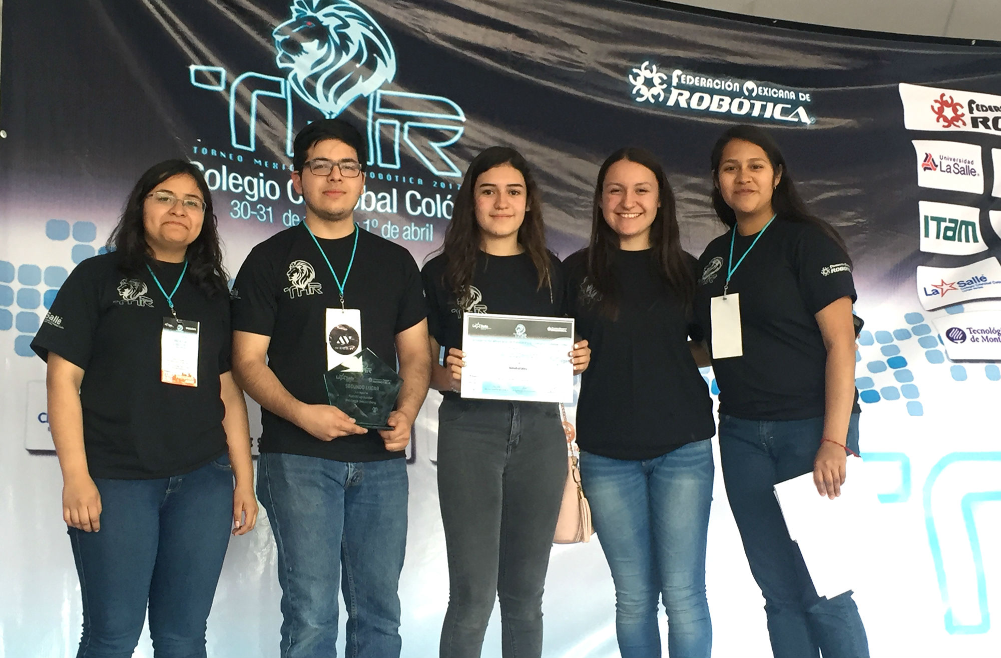 El equipo Roboredskins, segundo lugar nacional en la categoría On Stage Secondary