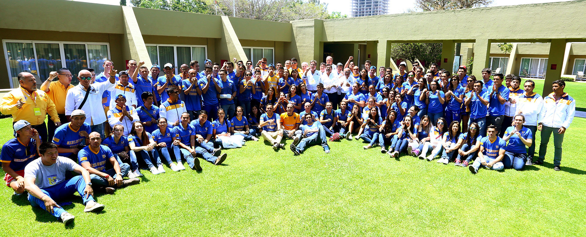 Convive Rector con deportistas en Universiada Nacional