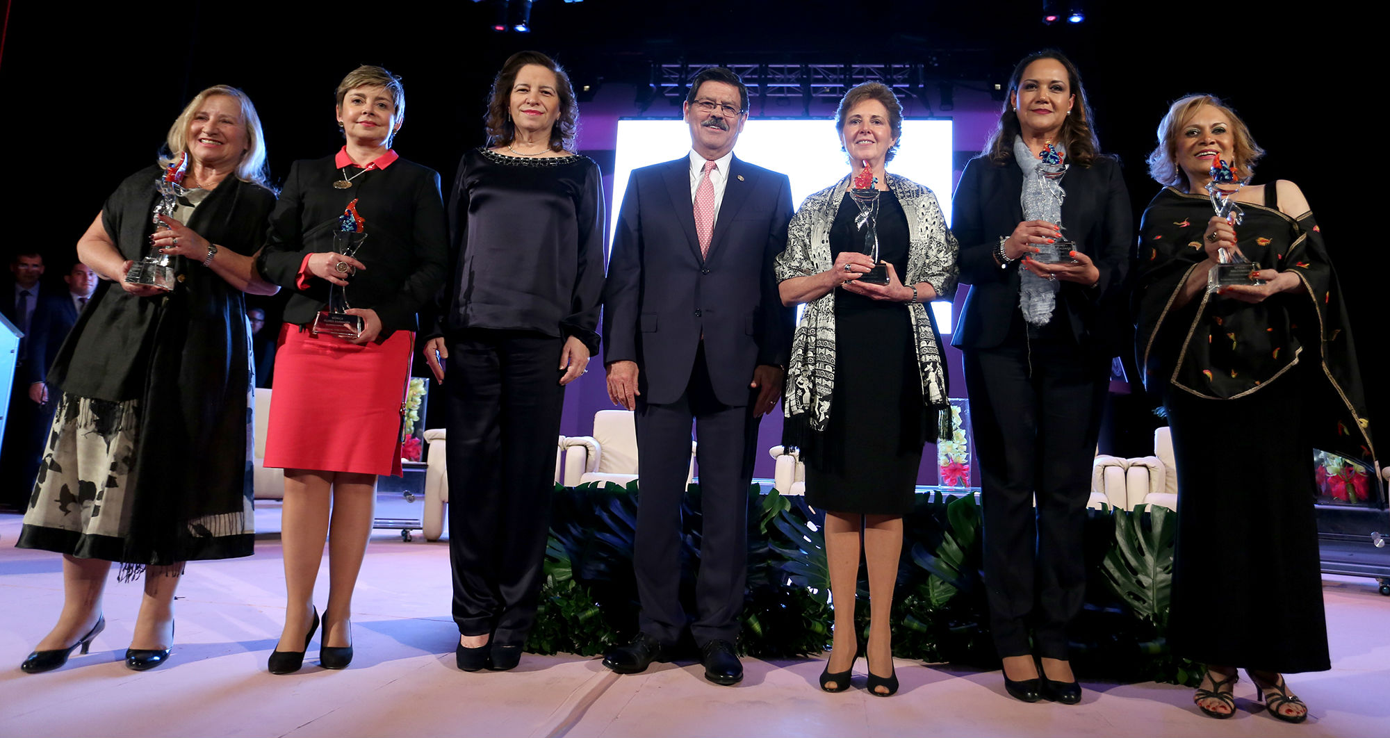 Reconoce la UANL a mexicanas destacadas