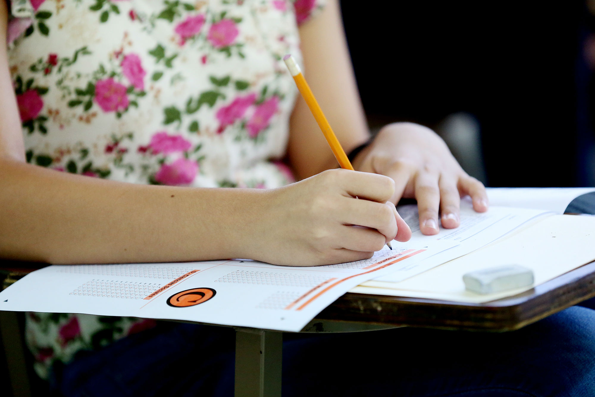 Presentan examen para bachillerato a distancia