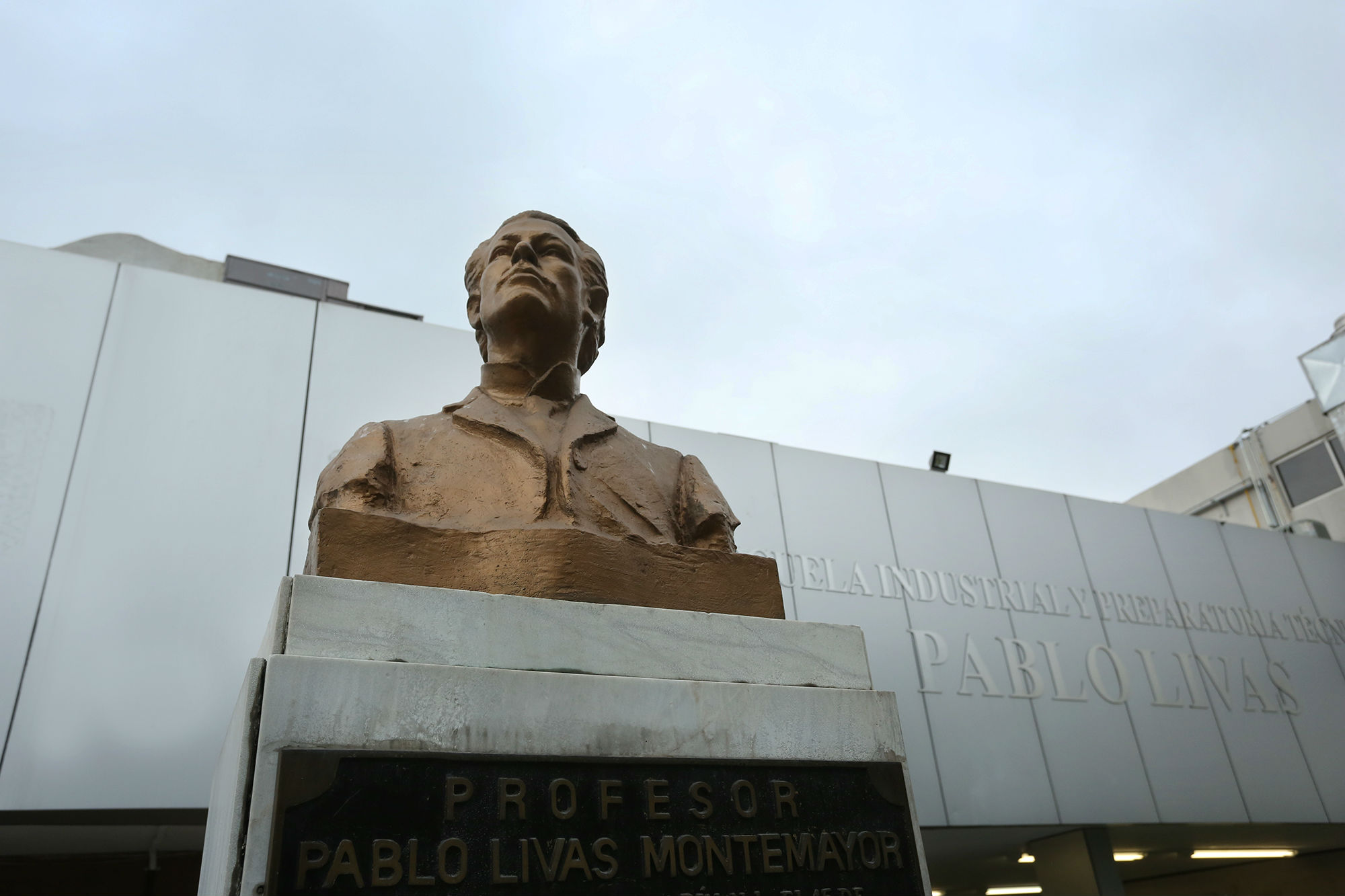 Cumple con educación de calidad