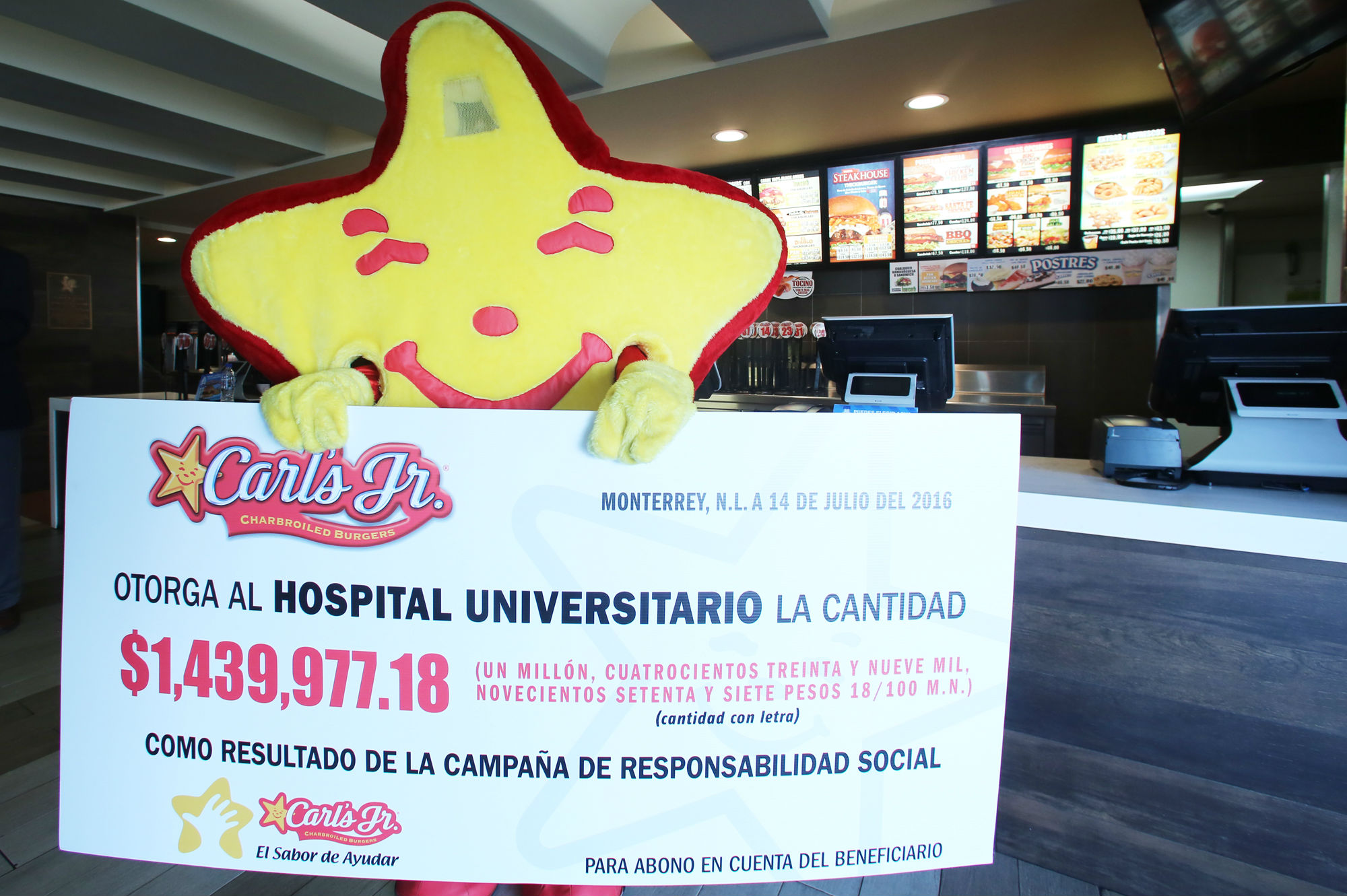 Entrega Carl’s Jr. redondeos al Hospital Universitario