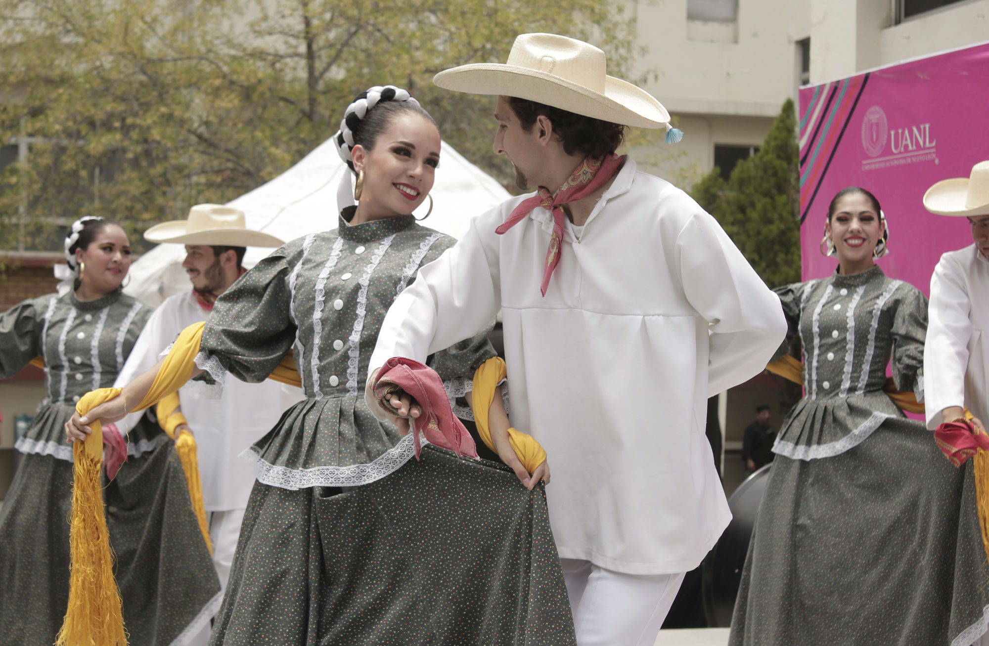 Llega a Medicina el folklor mexicano