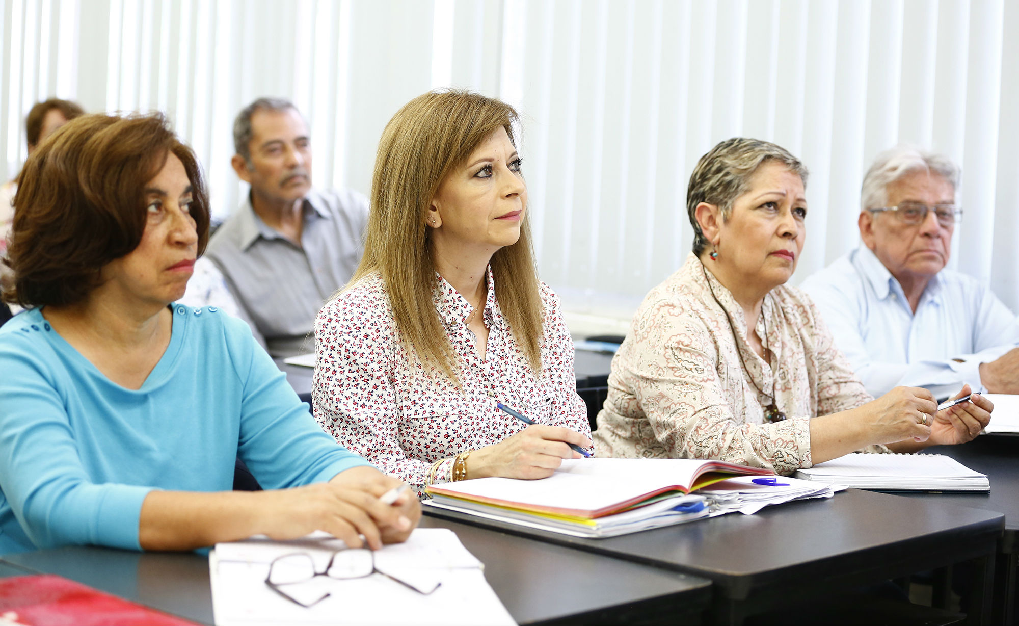 Varias personas mayores asisten a una clase. © Uanl