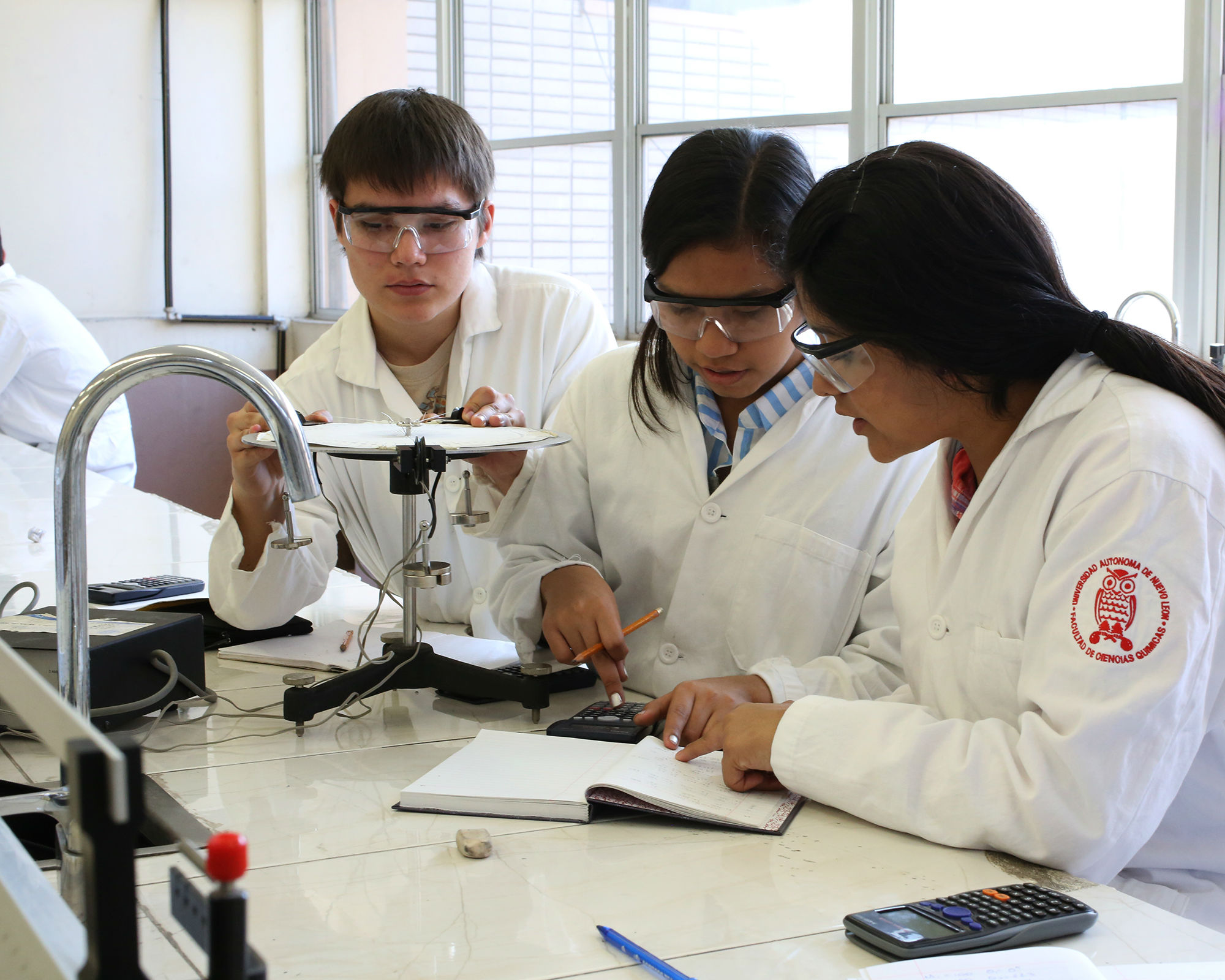 Reacreditan carrera de Química Industrial - Universidad Autónoma de Nuevo  León