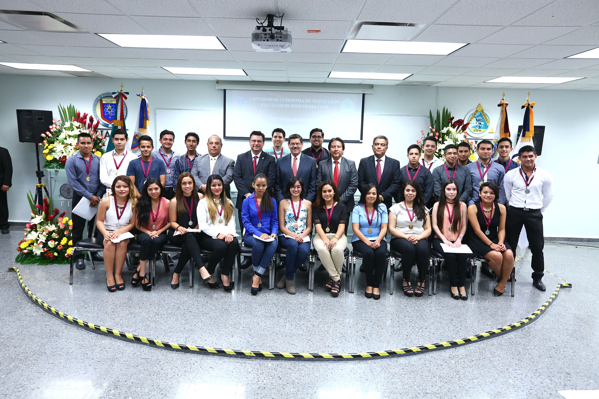 Entrega la Facultad de Ingeniería Civil reconocimiento a alumnos destacados