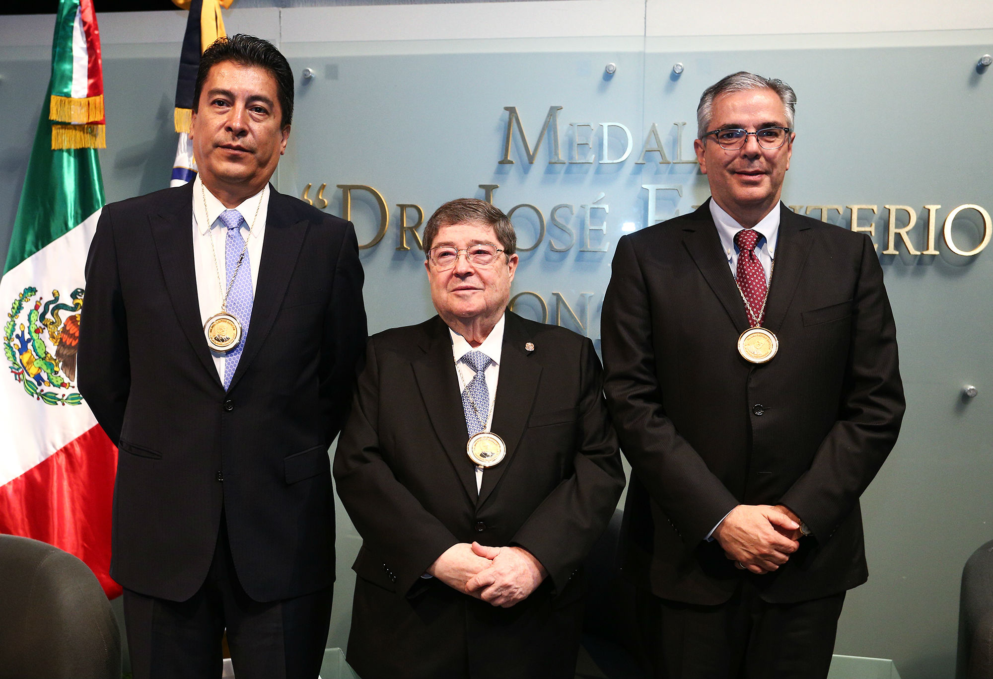 Distinguen a médicos con medalla Gonzalitos