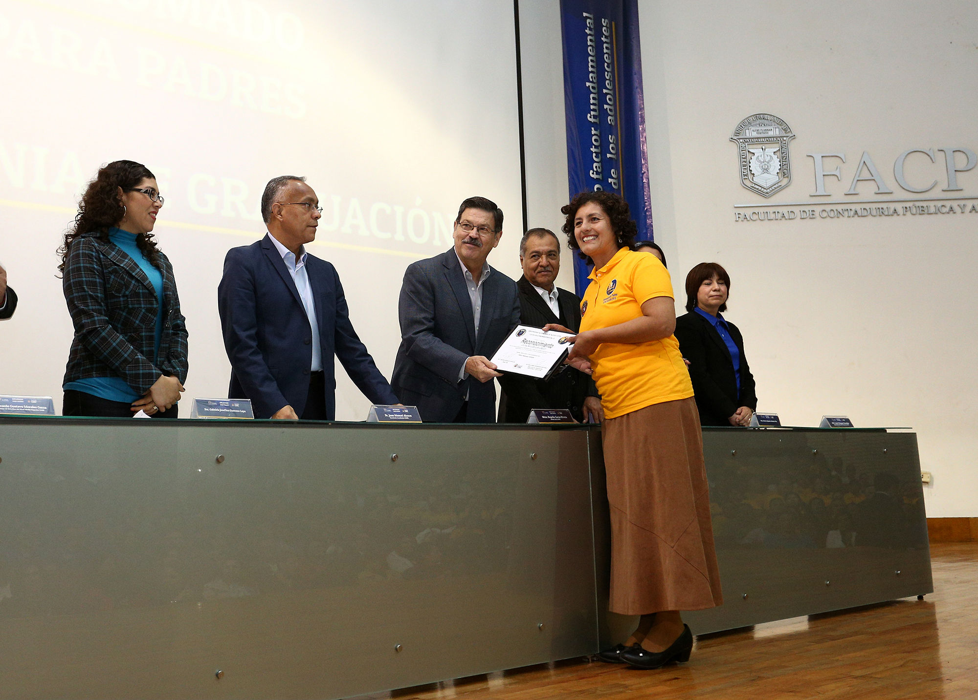 Se gradúan de Diplomado para Familia