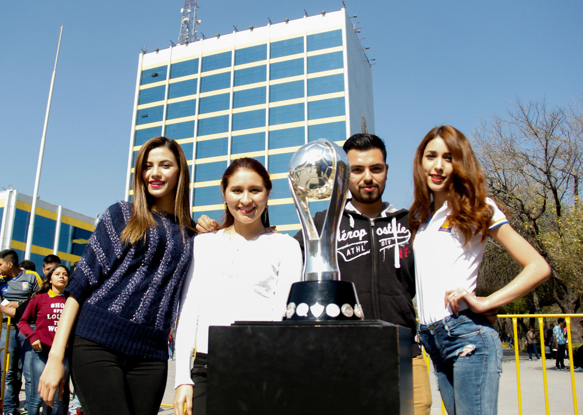 Tiene UANL arranque de campeonato, se toman la foto con trofeo de Tigres