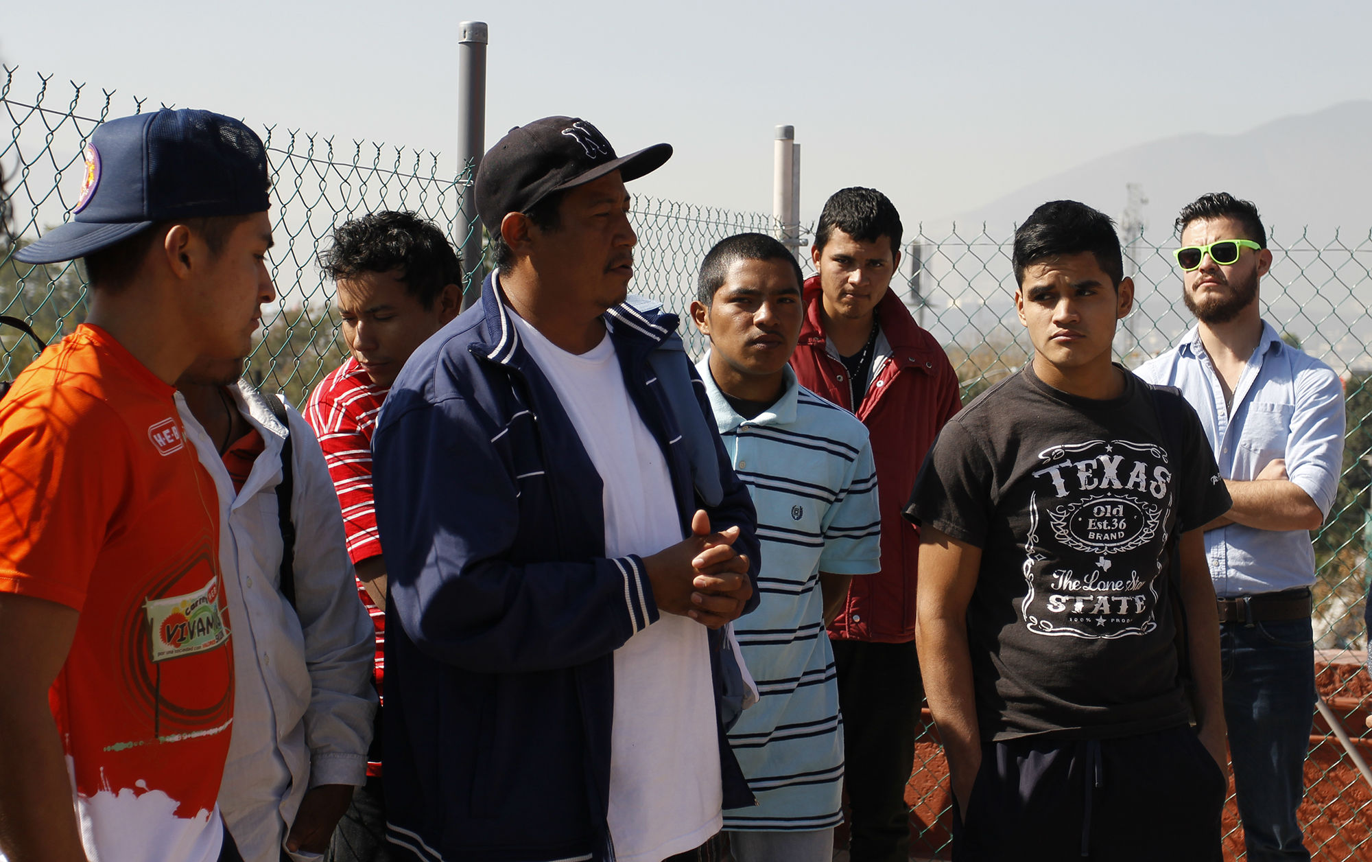 Entregan mochilas con ayuda a migrantes