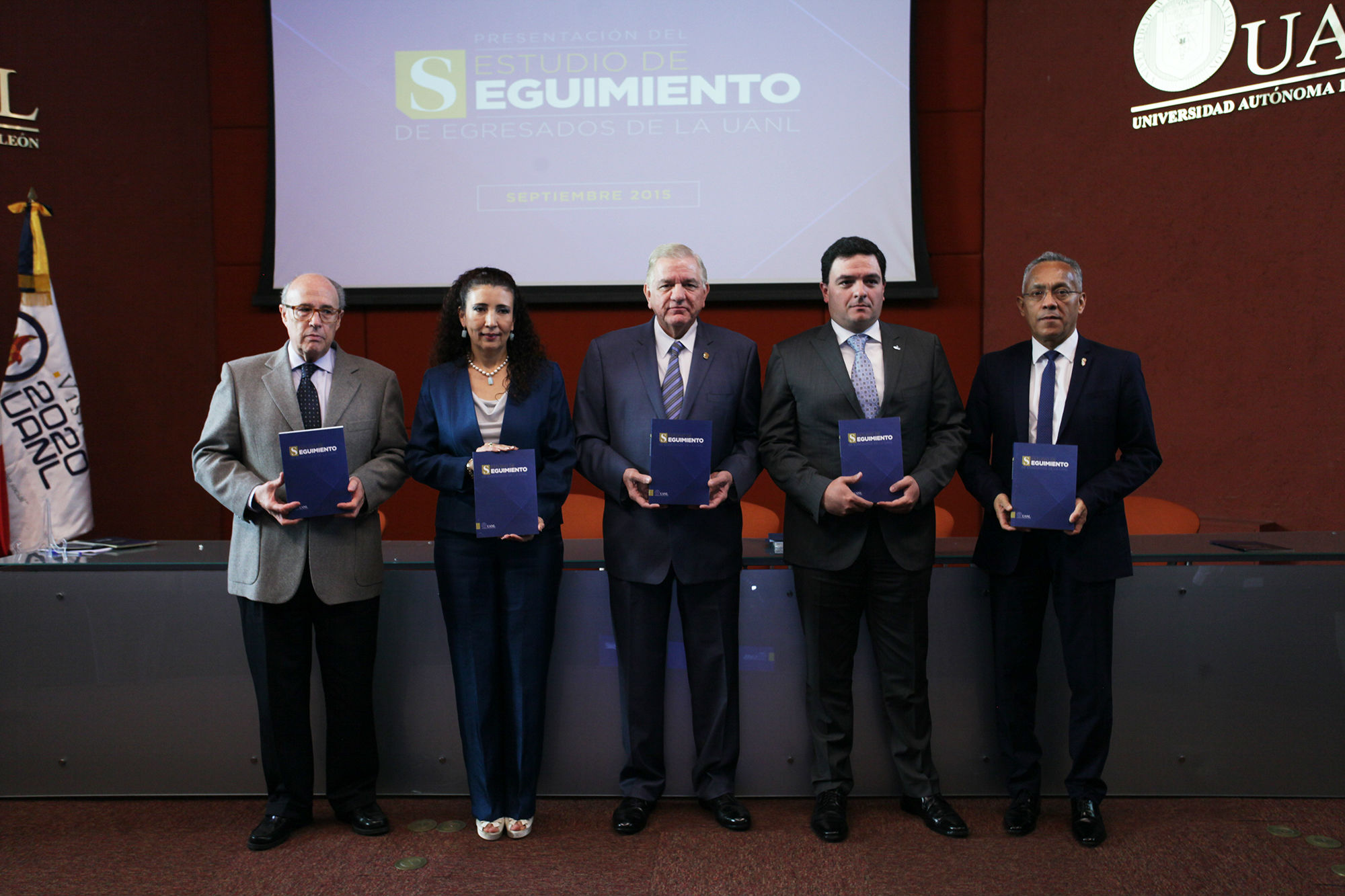 Presentan estudio de egresados de la UANL