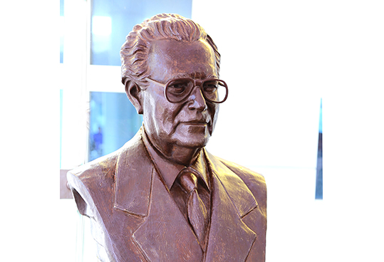 UANL honra al científico y humanista Eduardo Aguirre Pequeño