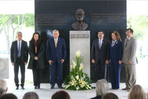 Rinden homenaje al universitario de siempre