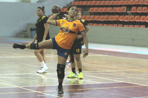 Ganan equipos de handbal su primer juego