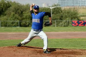 Cae el beisbol en su debut