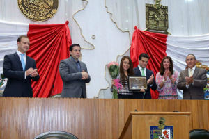 Congreso reconoce a Longoria