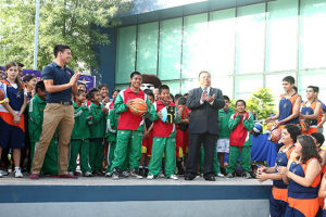 Universitarios regalan balones a indígenas oaxaqueños