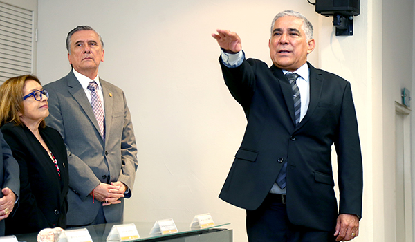 Anastacio Leal Chapa refrenda compromiso con Preparatoria 22