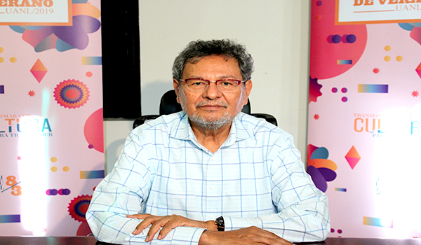 Élmer Mendoza recibe homenaje por la UANL