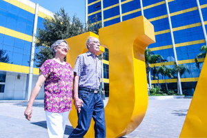 Une programa universitario a abuelos con la familia