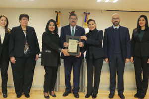 Acreditan a cirujanos dentistas de UANL