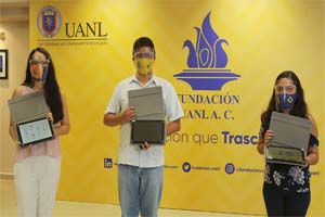 Entrega UANL becas de conectividad