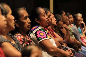 Defienden universitarias derechos de mujeres indígenas