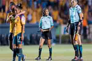Llega Carolina Briones a final de liga femenil como árbitra asistente