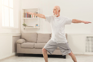 Procura yoga vida digna al adulto mayor